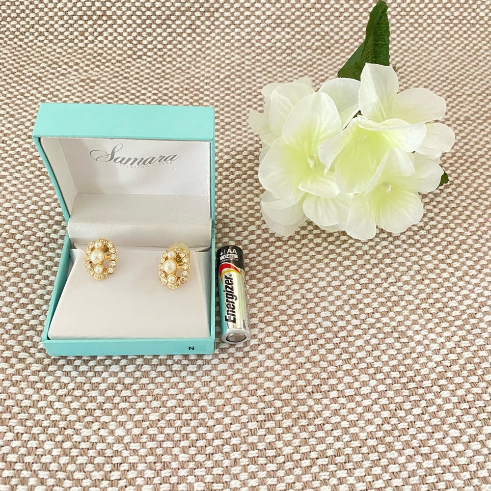 NWOT Pearl earrings in gift box - Picture 2 of 4